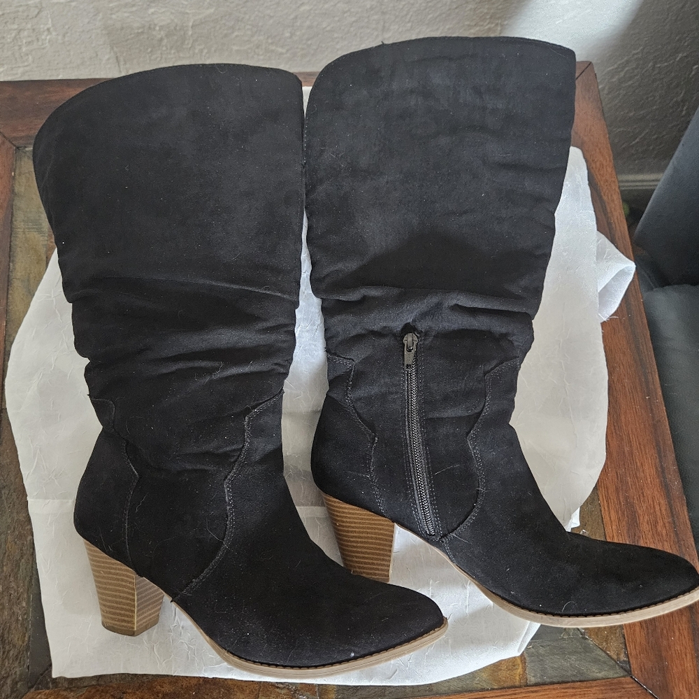 Black Heeled Knee-High Boots with Suede Finish